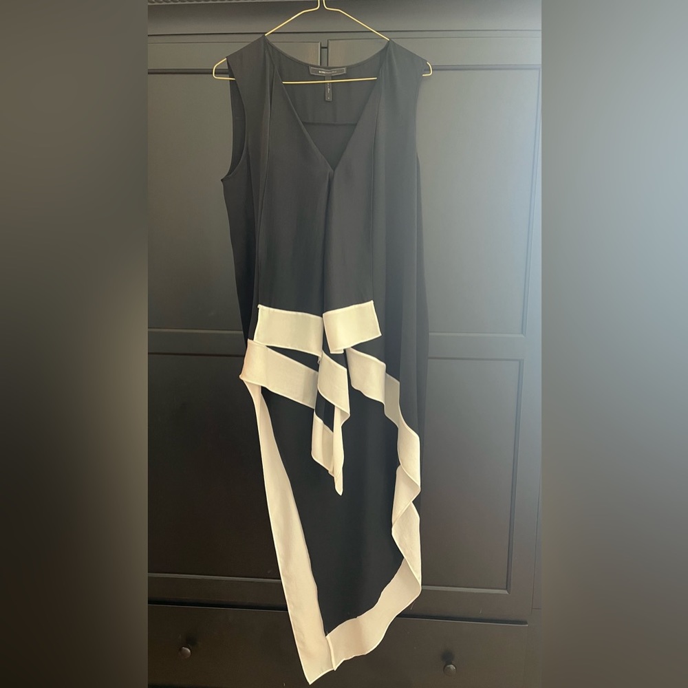 BCBG Max Azria - Cyprien Black sleeveless HI-LO v-neck top with white trip, S